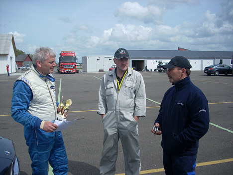 Påkørslen mellem Anders T. og Thomas Nielsen blev heftigt diskuteret i Team Classic BMW (Team Jensen) med Anders T. Jensen (tv) med pokalerne, John Pedersen Official i midten, og mekaniker Ebbe Bak Jensen (th).
